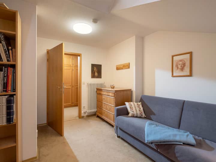 Sala de estar y comedor con acceso al balcón.