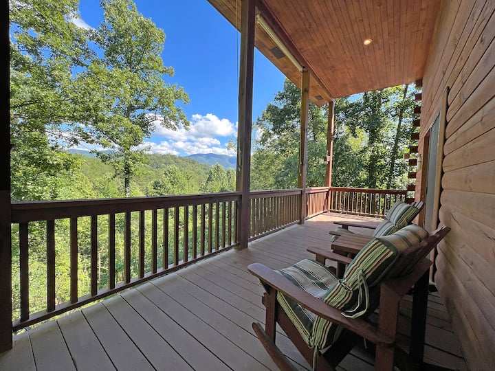 Holly View Large Multi-level Living Cabin - Bryson City, NC