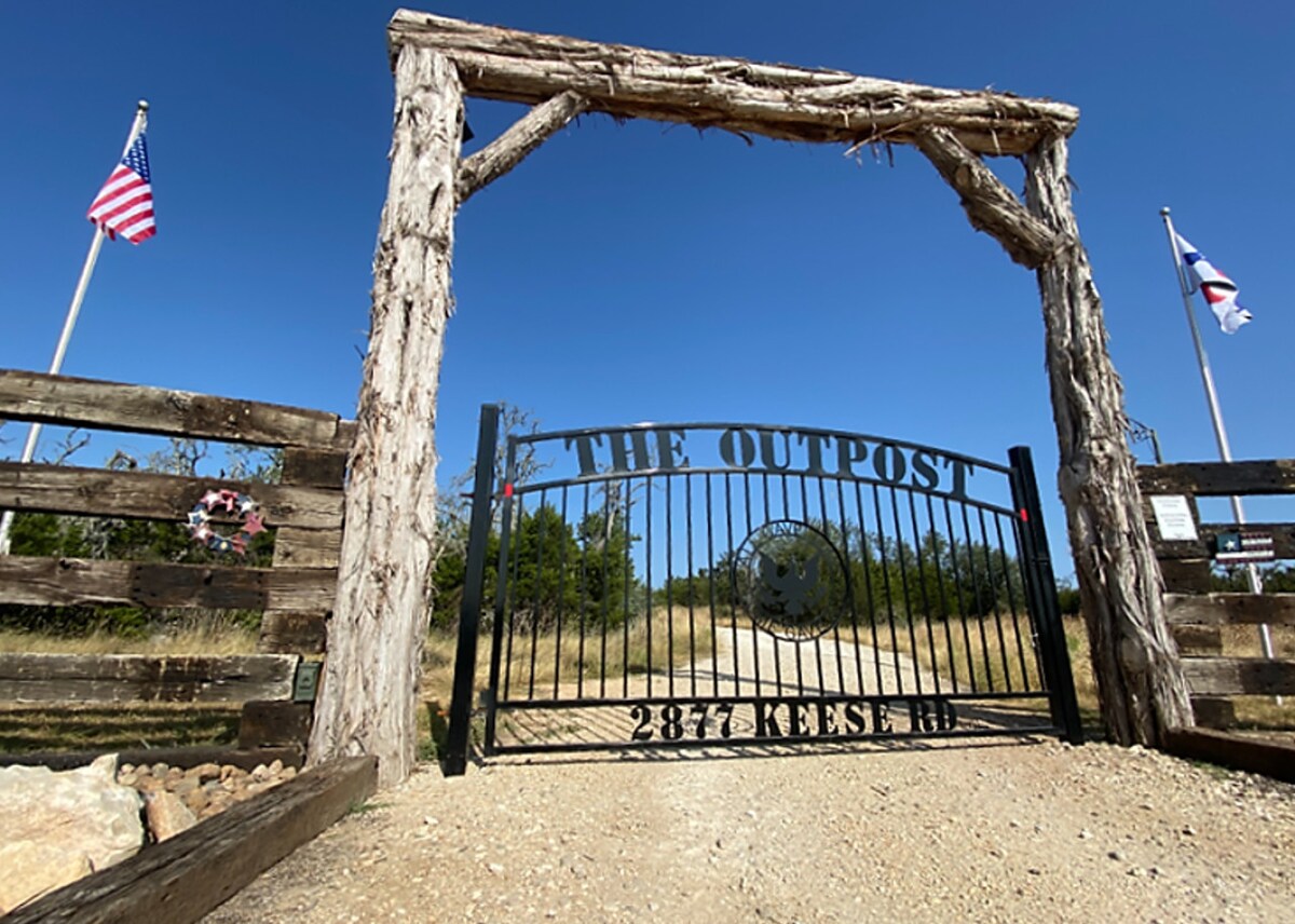 Cabin Pet Friendly Hot Tub Fredericksburg TX - Cabins for Rent in  Fredericksburg, Texas, United States - Airbnb