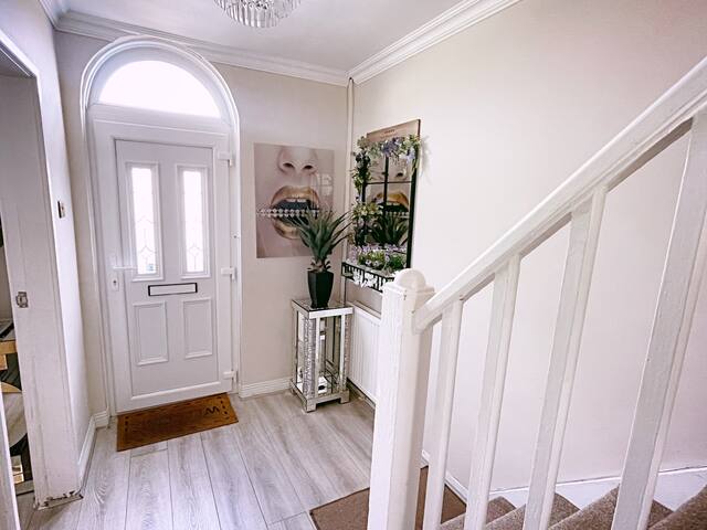 The Serene Stays – 3 Bed Home in Oldham Manchester gallery image 4