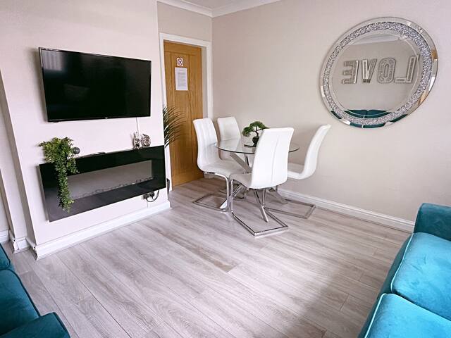 The Serene Stays – 3 Bed Home in Oldham Manchester gallery image 5