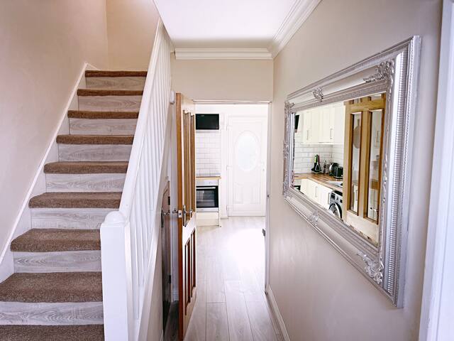 The Serene Stays – 3 Bed Home in Oldham Manchester gallery image 3
