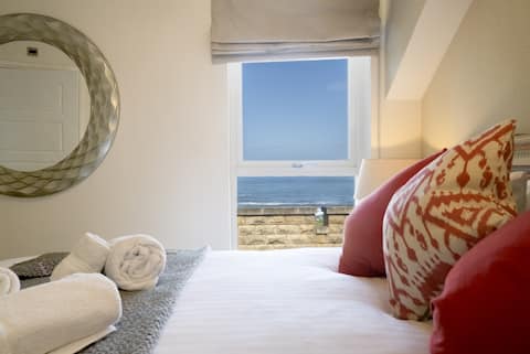 Popular Airbnb listing: Northern Hideaways, Seascape in North Sunderland