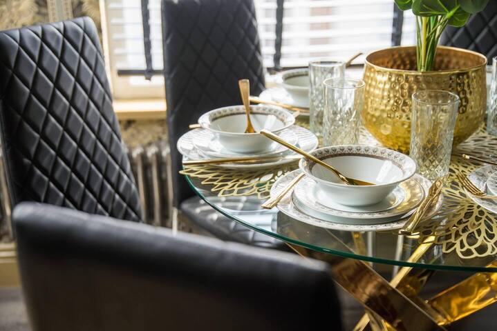 Luxury Versace Sleeps10, HotTub, Pool Table, SkyTV