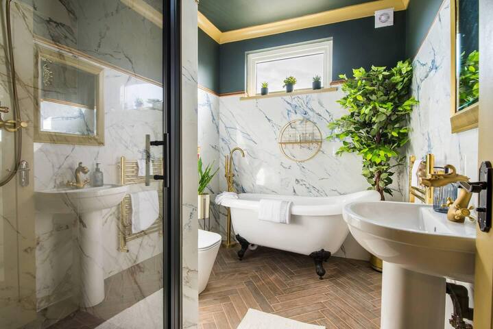 Luxury Versace Sleeps10, HotTub, Pool Table, SkyTV gallery image 5