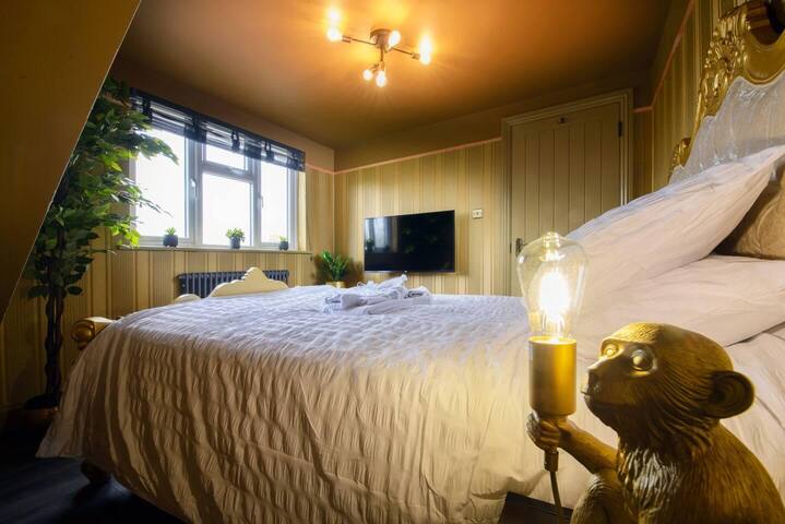 Luxury Versace Sleeps10, HotTub, Pool Table, SkyTV gallery image 4