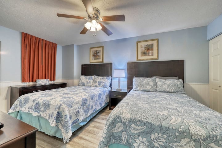 Tretia spálňa s dvoma oddelenými lôžkami a teplým ambientným osvetlením