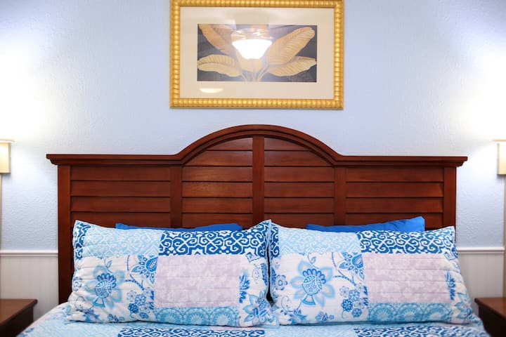 Priestranná spálňa s dostatočným priestorom v skrini a relaxačnou plážovou výzdobou.