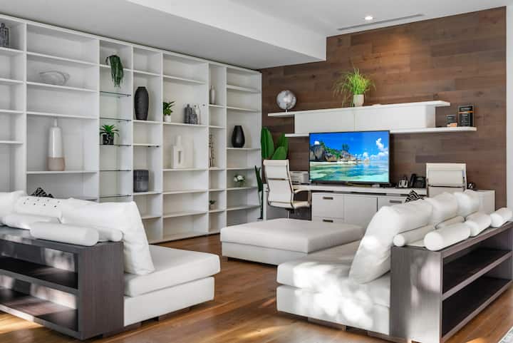 Luxe Waterfront Villa With Private Pool - Fort Lauderdale