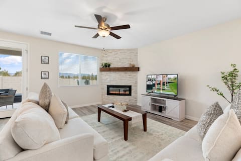 Top Airbnb: Stylish Revival Retreat - Hot tub & Fire pit in Cottonwood