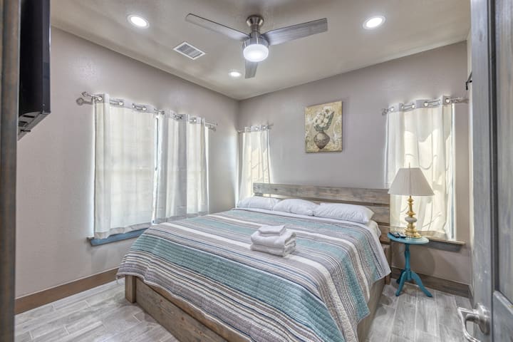 Მთავარი საძინებელი (საწოლი 152 × 203 სმ)