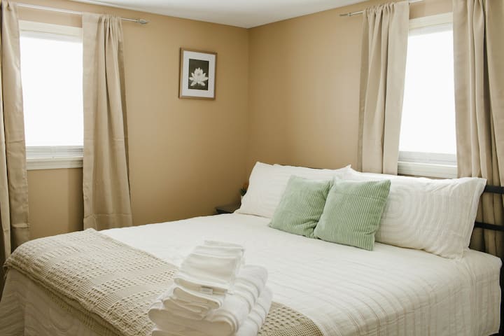 Relaxe na cama king-size do quarto principal e durma profundamente em lençóis de algodão fresco — acorde com o tipo de tranquilidade pelo qual você veio.