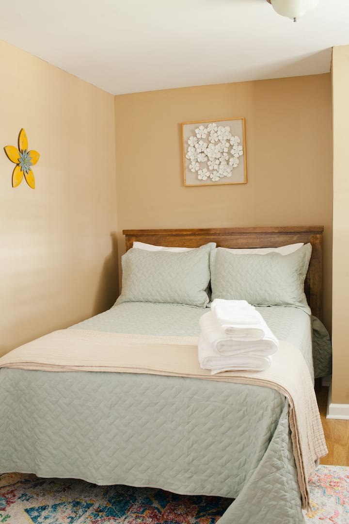 Acomode as crianças ou um hóspede extra no quarto com cama de casal — todos têm seu próprio lugar macio para descansar.
