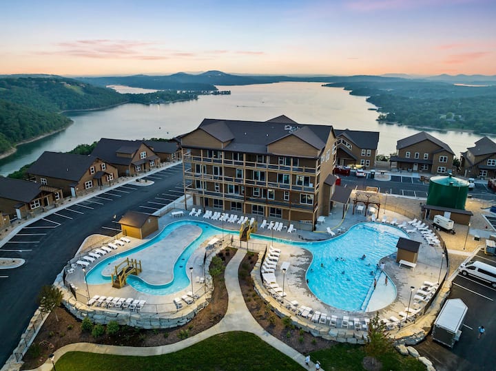 A Birds Eye Bridge View – 5 Bdr W/ Private Hot Tub - Missouri