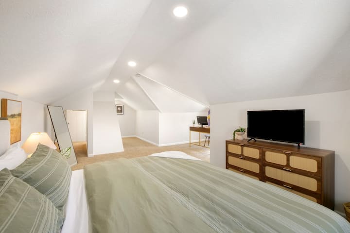 חדר שינה 3 ממוקם בקומה השנייה וכולל מיטת קינג סייז. משמש כחדר השינה הראשי, ומגלם את אמנות האלגנטיות והשלווה בריטריט הפנטזיה שלנו.