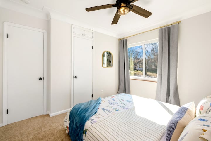 חדר שינה מפואר 1 עם מיטת קווין סייז הממוקמת בקומה הראשית, מוקפת בתאורה עדינה כדי ליצור אווירה מרגיעה.