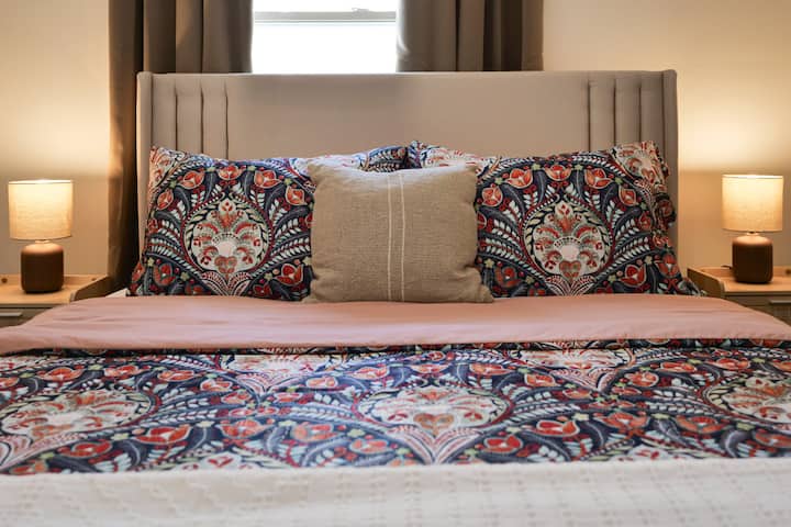 חדר שינה 2 עם מיטת קווין סייז הממוקמת בקומה הראשית, מציע מקום מפלט מענג למנוחה