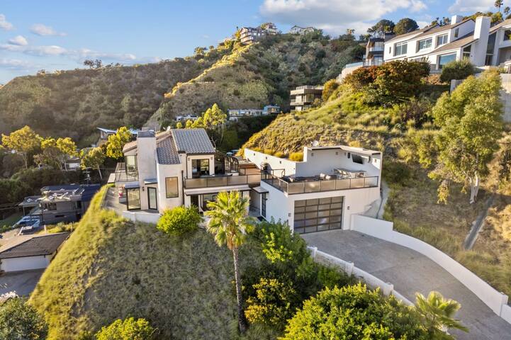 The Jetliner | Private Spa! by Colby & Conrad gallery image 2