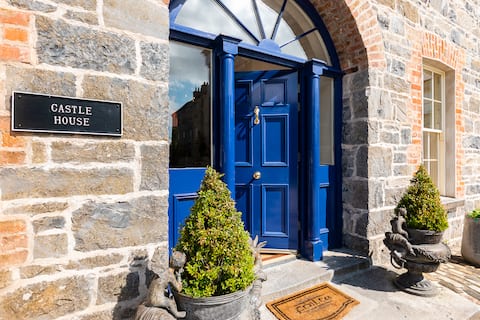 8 bedrooms sleeps 12 - historical building