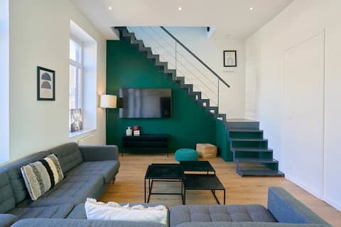 Spacious house 10 bedrooms 8 bathrooms 20 people.