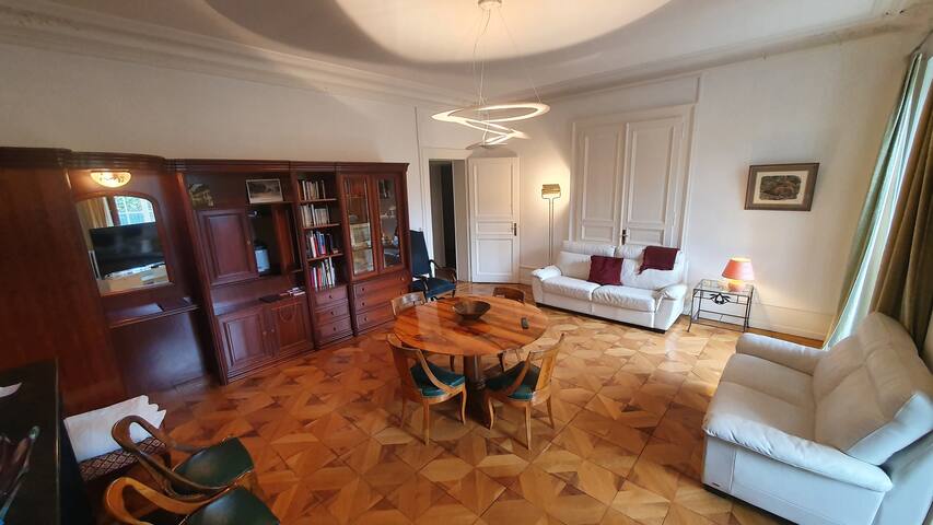 City 2 BR Apt+Garden+Parking