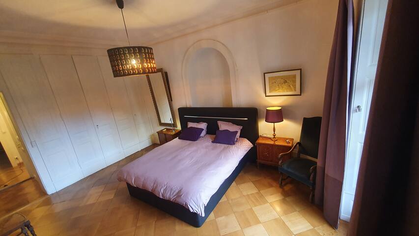 City 2 BR Apt+Garden+Parking gallery image 2