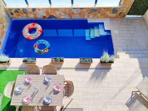 Villa, private pool, roof terrace and close to the