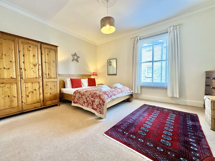 Брачна спална соба со доволно простор за складирање облека 