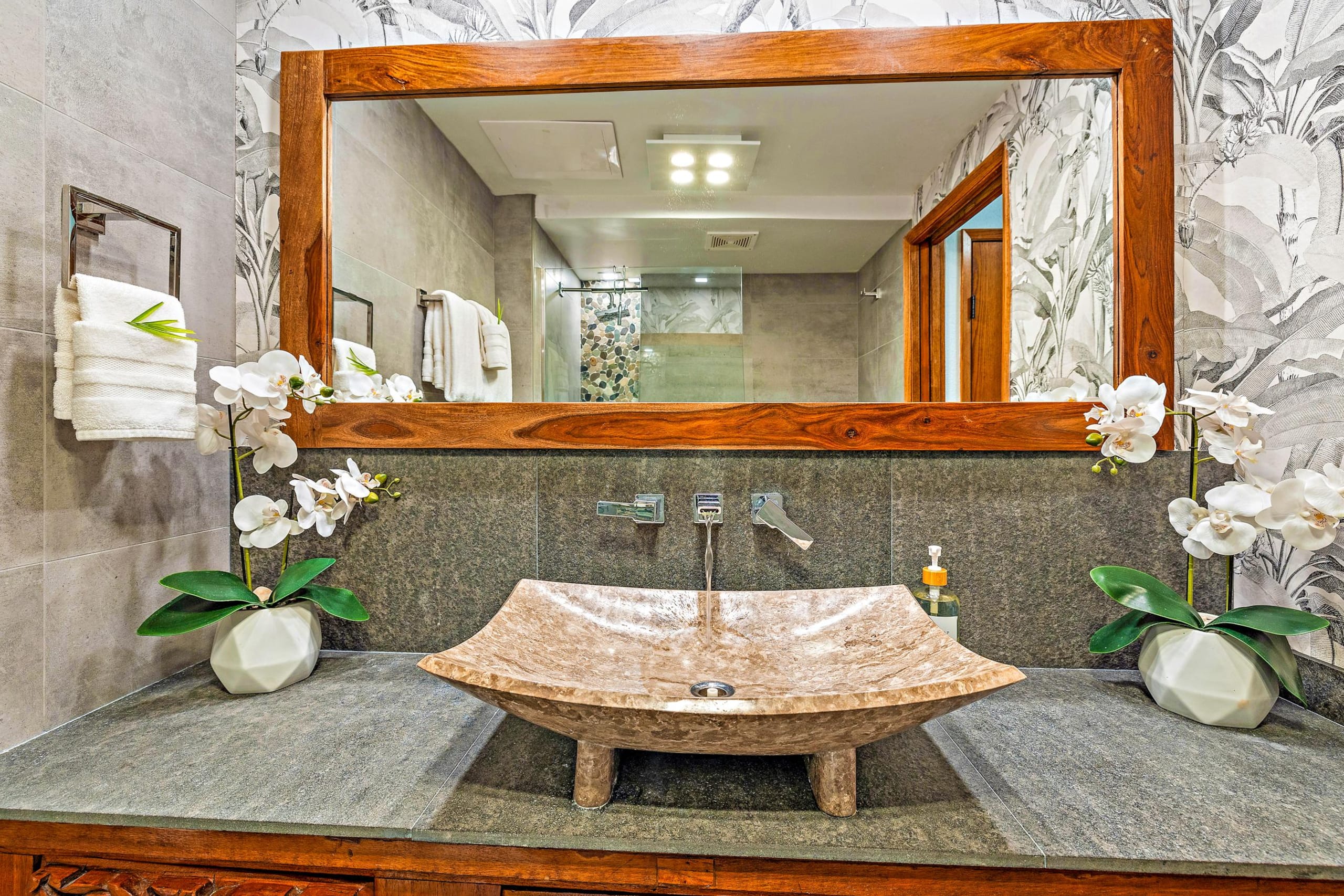 Condo in Lahaina · ★4.98 · 1 bedroom · 2 beds · 1 bath - Image 23