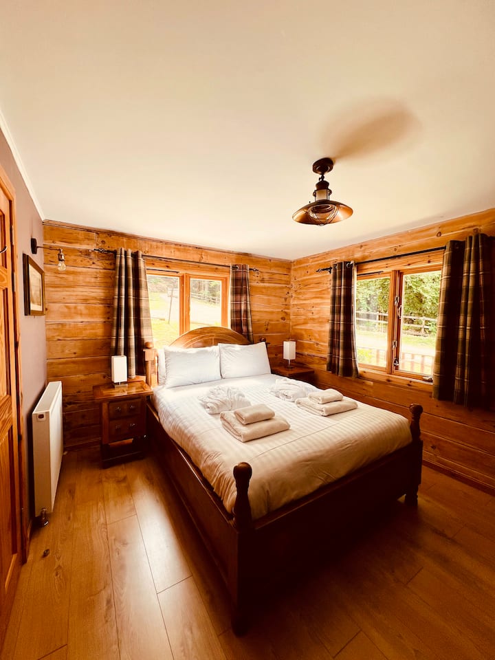 غرفة تضم سرير كينج