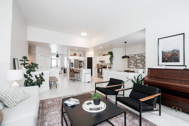 3BR/3BA Bridgewater Oasis + Fenced Yard & Garage! gallery image 5