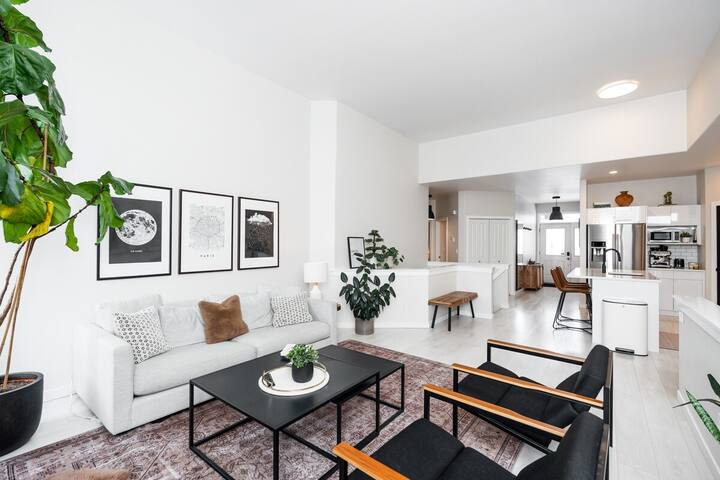 3BR/3BA Bridgewater Oasis + Fenced Yard & Garage! gallery image 3