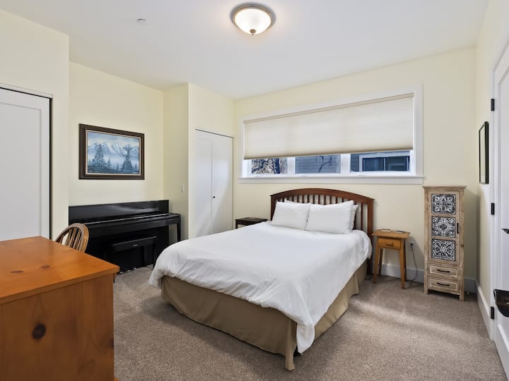 Kondominij br. 125 - spavaća soba za goste s bračnim krevetom (širine 150-179 cm)