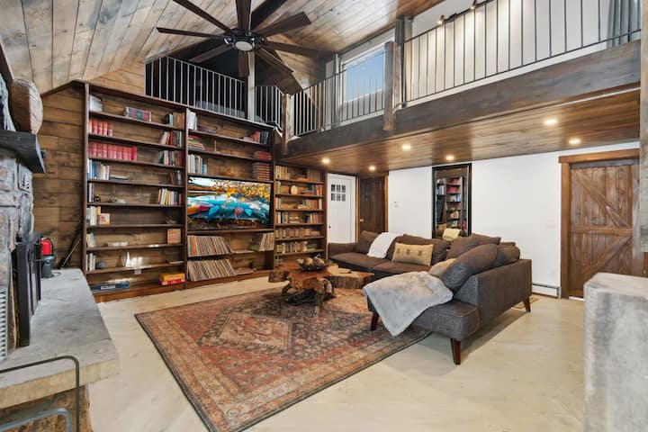 5 Bd Cabin W/ Private Hot Tub