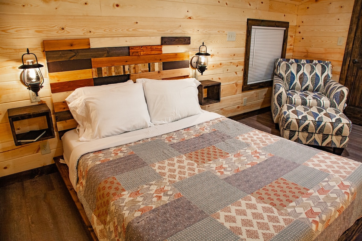 Treehouse Hot Tub Cabin-Shawnee National Forest - Treehouses for