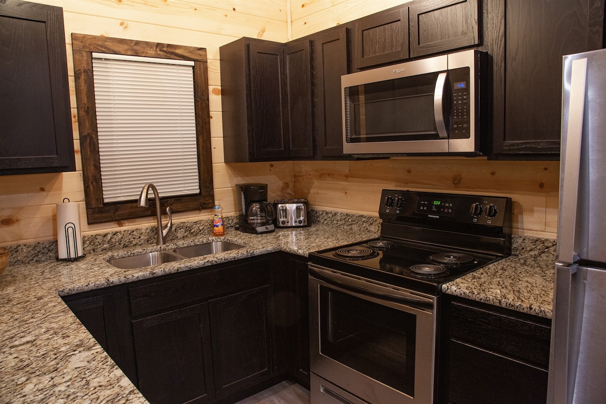 Treehouse Hot Tub Cabin-Shawnee National Forest - Treehouses for