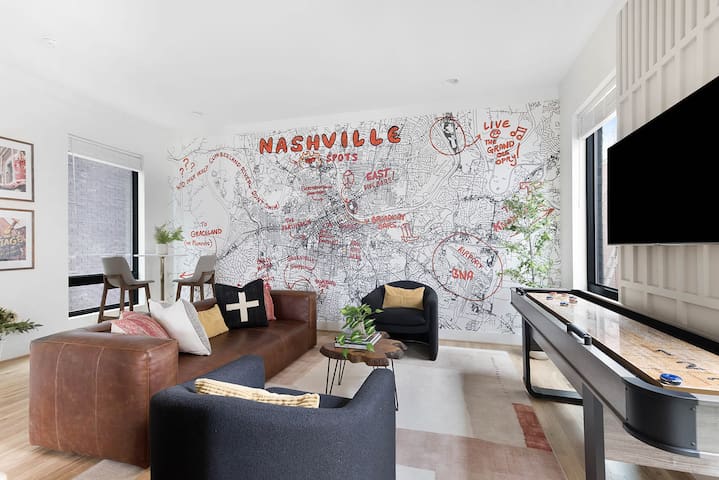 The Banjo – Huge Rooftop + 1.5 miles to Broadway