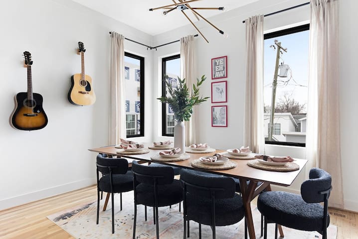 The Banjo – Huge Rooftop + 1.5 miles to Broadway gallery image 3