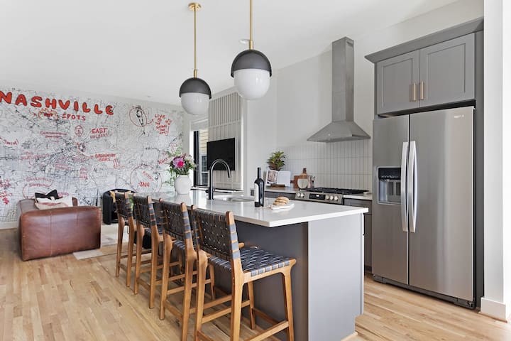 The Banjo – Huge Rooftop + 1.5 miles to Broadway gallery image 4