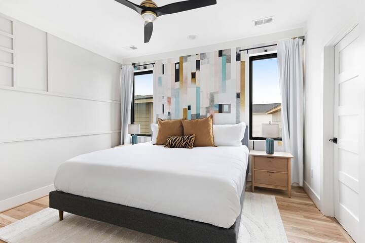 The Banjo – Huge Rooftop + 1.5 miles to Broadway gallery image 2