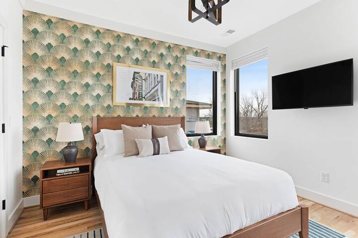 The Banjo – Huge Rooftop + 1.5 miles to Broadway gallery image 5