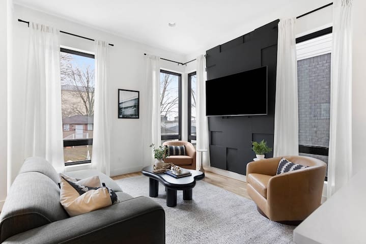 The Chorus- Rooftop Lounge + 1.5 miles to Broadway