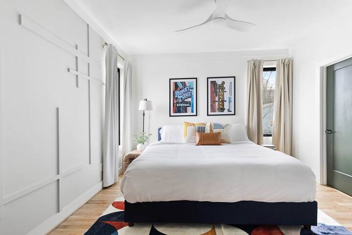 The Duet – Rooftop Lounge + 1.5 miles to Broadway. gallery image 2