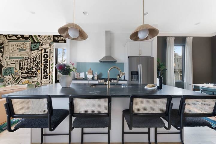 The Duet – Rooftop Lounge + 1.5 miles to Broadway. gallery image 4