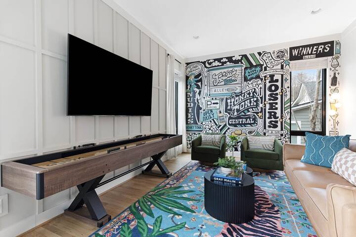 The Duet – Rooftop Lounge + 1.5 miles to Broadway.