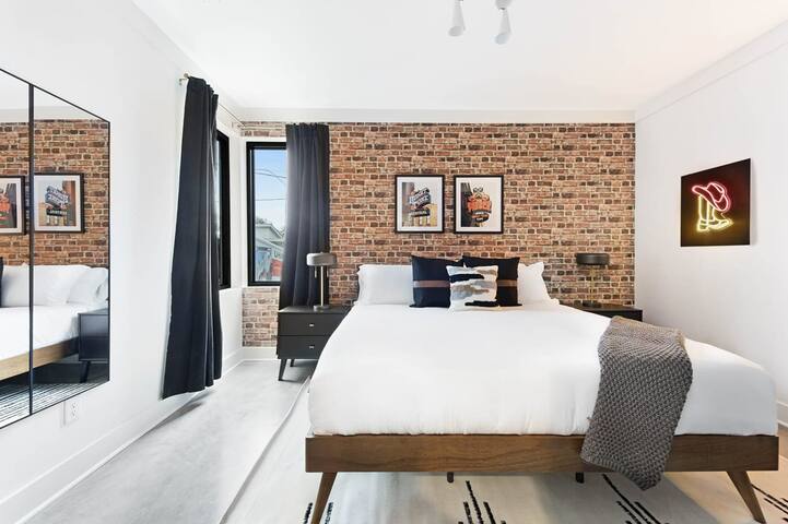 The Duet – Rooftop Lounge + 1.5 miles to Broadway. gallery image 5