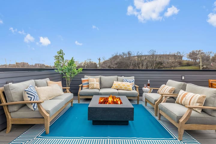 The Duet – Rooftop Lounge + 1.5 miles to Broadway.