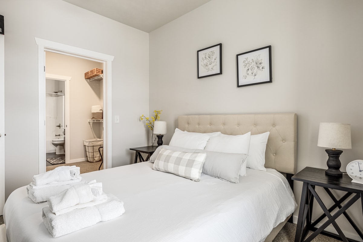 Искусете удобност во нашето привлечно место за одмор во спалната соба. Потонете во брачен кревет (широк 150-179 см) со луксузна постелнина. Уживајте во удобниот под со тепих и нежниот ветер од вентилаторот на таванот. Уживајте во забава на елегантниот телевизор. Најдете го својот рај за подмладување.