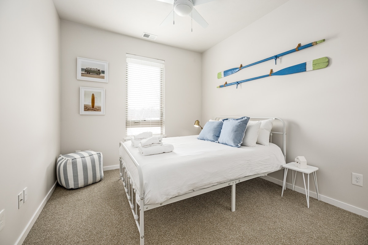 Влезете во спокојство во нашата пространа спална соба со голем прозорец кој ја преплавува собата со природна светлина. Потонете во кадифени подови со тепих за топлина и удобност. Почувствувајте го нежниот ветер од вентилаторот на таванот, создавајќи смирувачки амбиент.