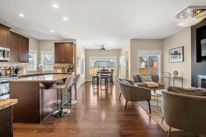 The Trenta - 4bd 3ba Double Suite Sleeps Up To 14! - Calgary
